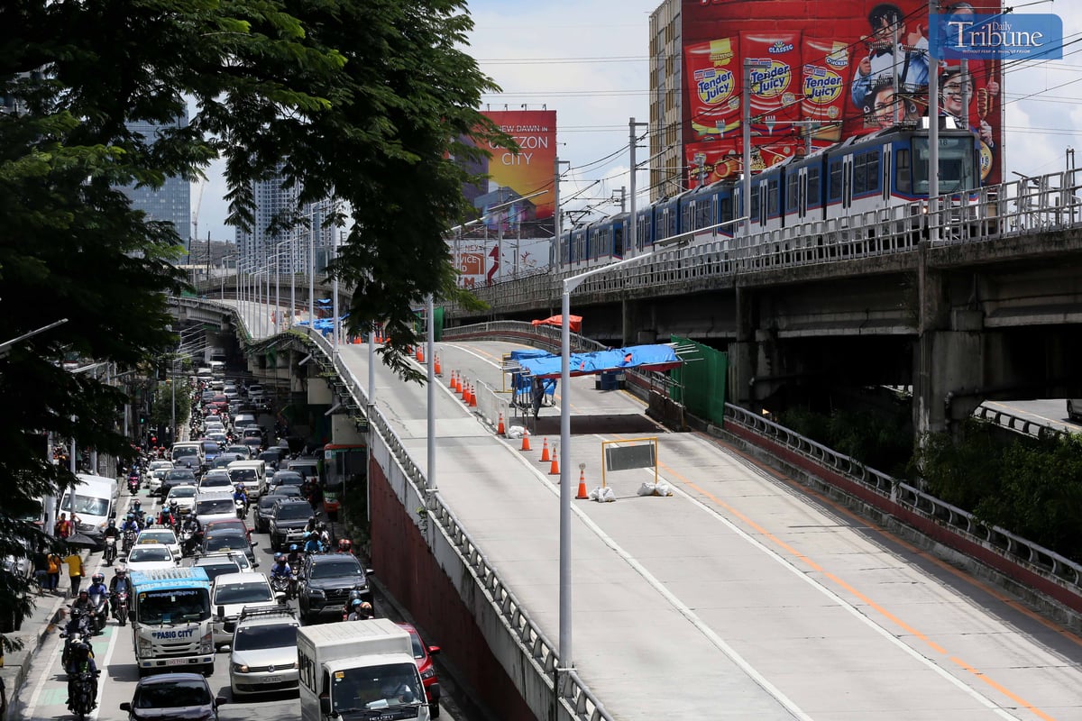 (August 5 2024)………On Monday, August 5, 2024, a motorist was seen driving southbound on the Edsa-Kamuning service road. The Department of Public Works and Highways (DPWH) has announced that the upper portion of the Kamuning flyover will reopen to motorists this month, following major repairs.………Photo/Analy Labor